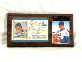 Great condition signed by player New York Mets Hall of Famer Tom Sever’s retirement plaque with baseball card