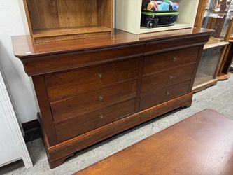 Durham Furniture Solid Wood Dresser with 8 Drawers