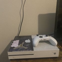 xbox one ( comes with gta) and is in good condition