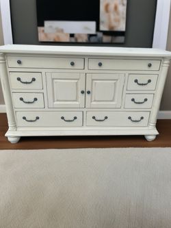 OFF WHITE MODERN DRESSER