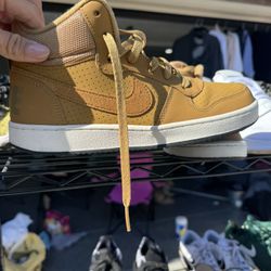 Nike Court Borough Mid 6.5 Boys