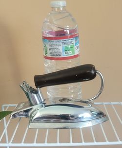VINTAGE SMALL KNAPP MONARCH COMPANY IRON.