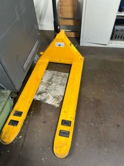 Uline 5500 lb capacity hand pallet jack