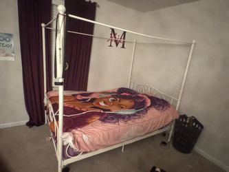 Canopy bed