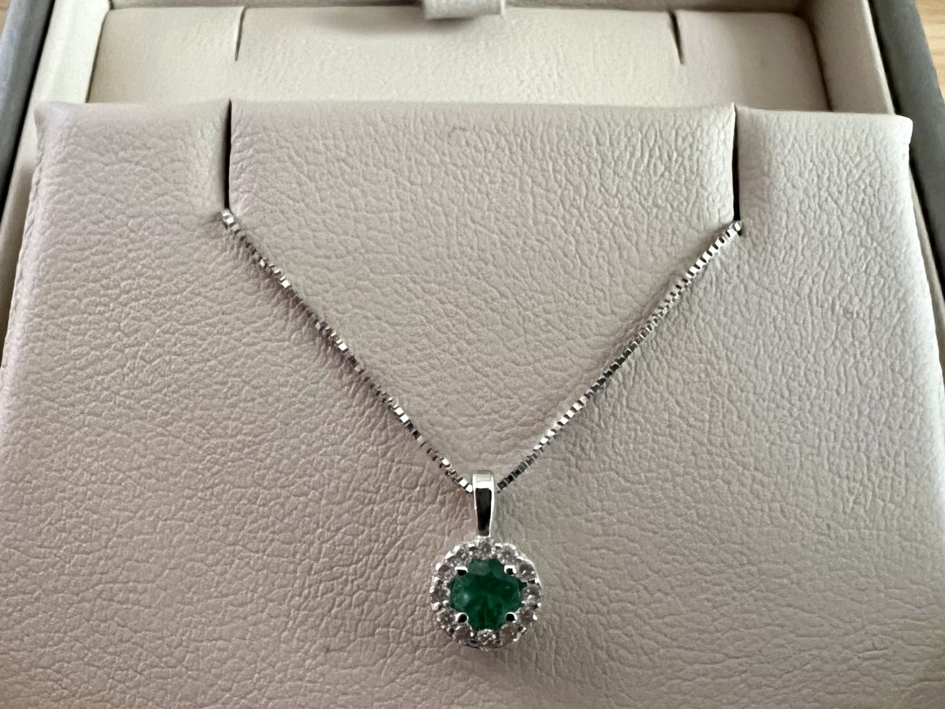 Green Emerald And Diamond Earrings And Necklace 