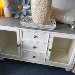 CUTE BUFFET OR TV STAND AT PICKY PINCHERS 3643 5TH AVE N ST PETE OPEN TODAY NOON TO 6 FREE DELIVERY