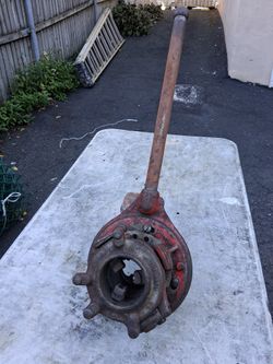 Ratcheting Pipe Threader