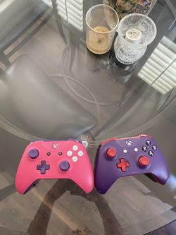 2 Xbox One Controllers