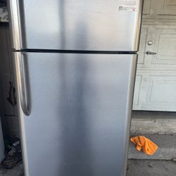 NICE FRIGIDAIRE REFRIGERATOR IN WORKING CONDITION