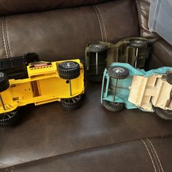 $70 for all 3 Vintage metal vehicles- pick up near fred meyers here in yakima. $30 each or all 3 for $70-  $70 por los 3 vehículos de metal antiguos: 