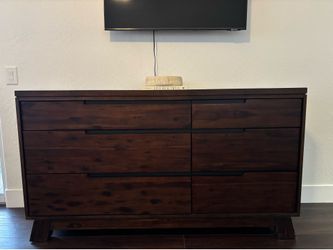 Set of Dresser & Nightstands (2)