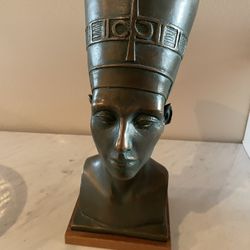 Queen Nefetite bust statue