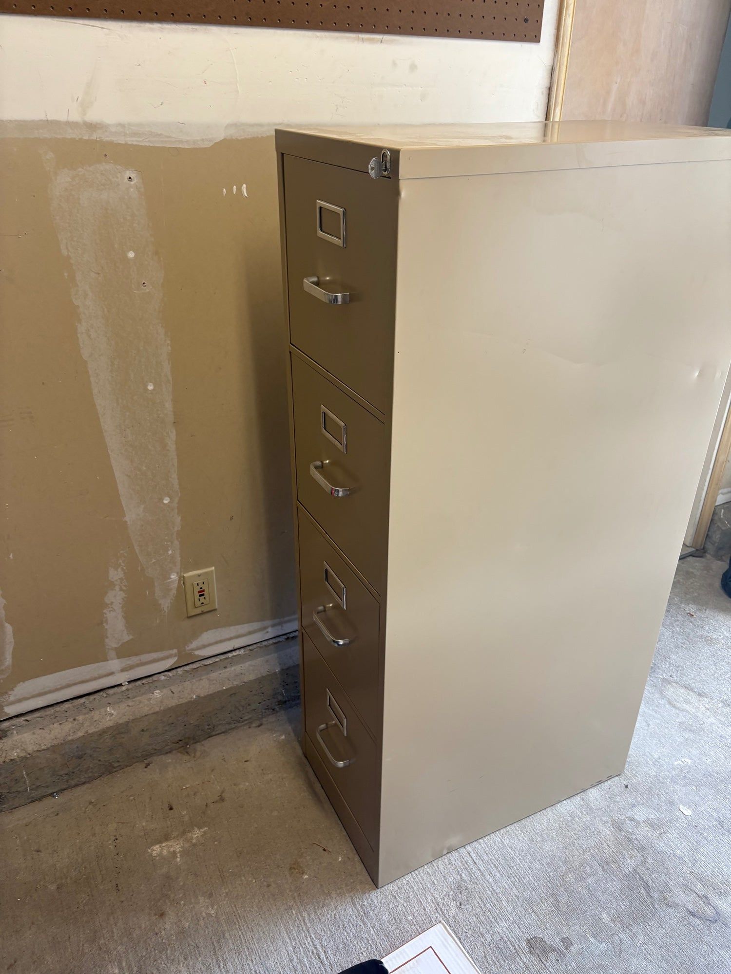 Warehouse sale - Four-Drawer Metal Filing Cabinet