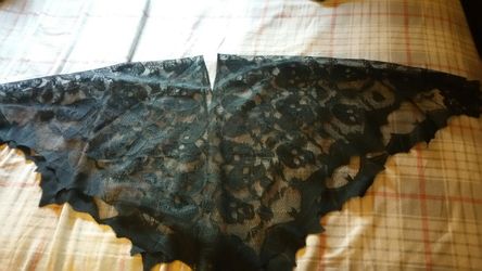 Skull vest (poncho) black onesize fits all perfect for Halloween never used it but took. It out the package