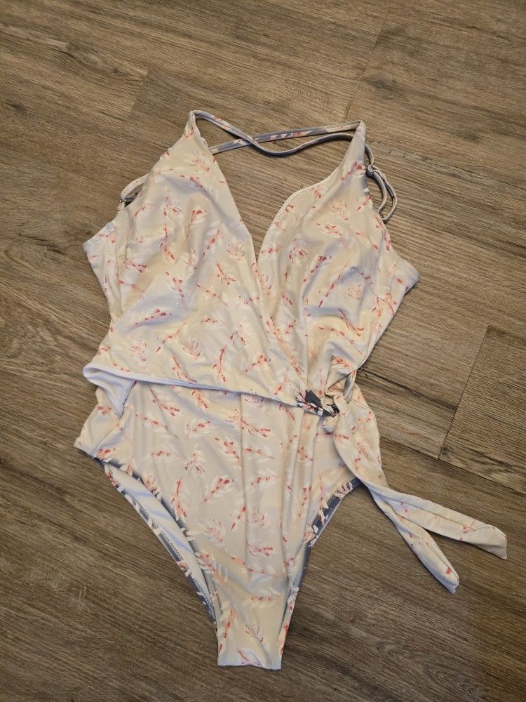 Cupshe Women's Halter Neck Swimsuit Size Medium