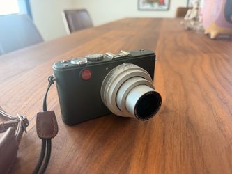 Leica D-Lux 4 in the limited-edition olive green "Safari" finish (Leica's 2009 special edition).