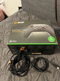 XBOX SCUF LIKE NEW WITH CORDS GREEN BACK IS MISSING