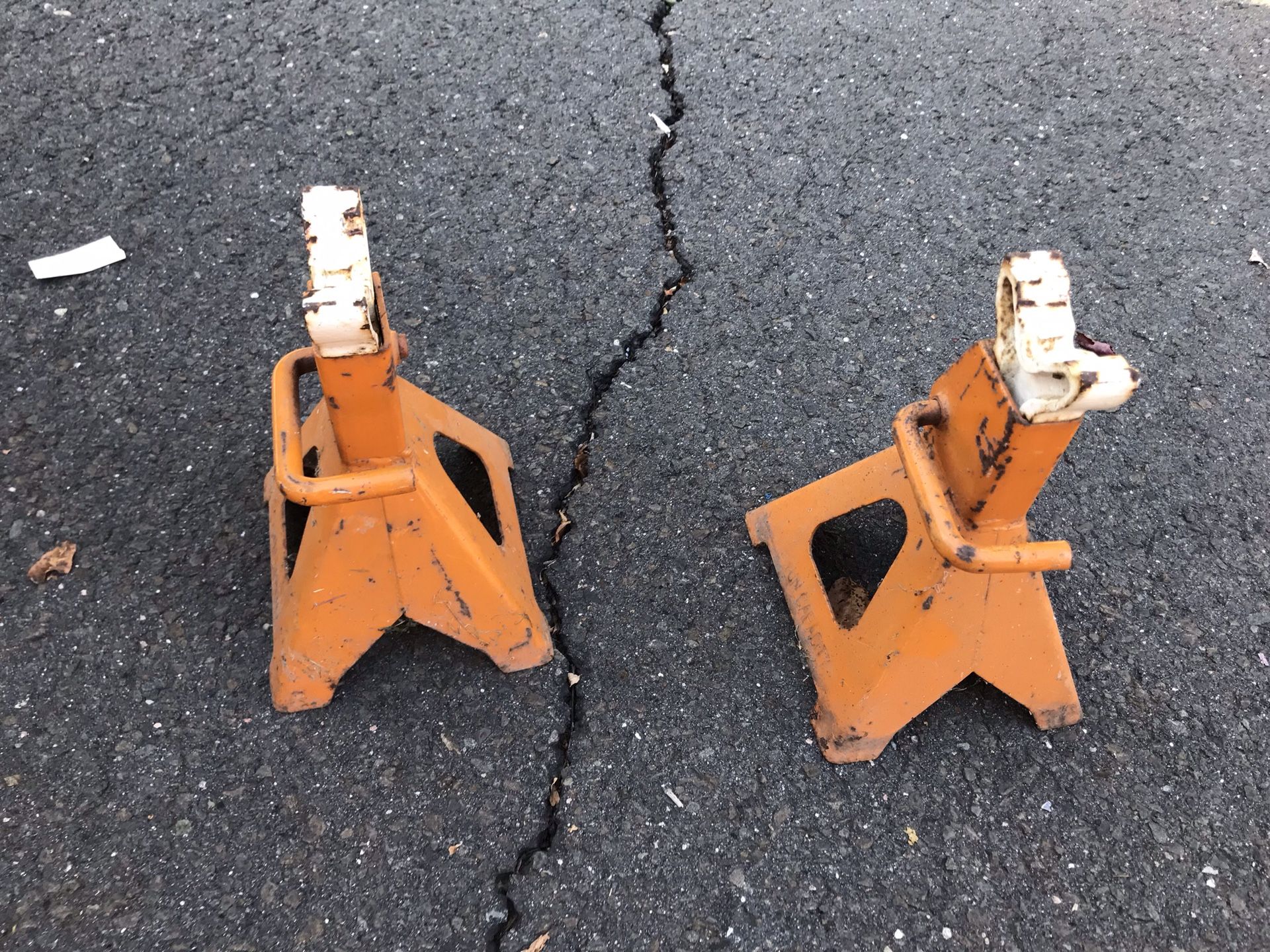 Vehicle jacks