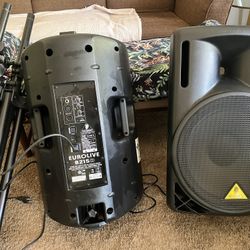 Behringer Eurolive B215D powered pa