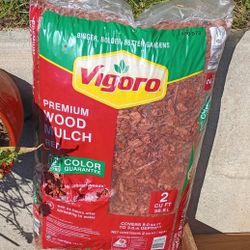 Premium Red Wood Shredded Bagged Mulch