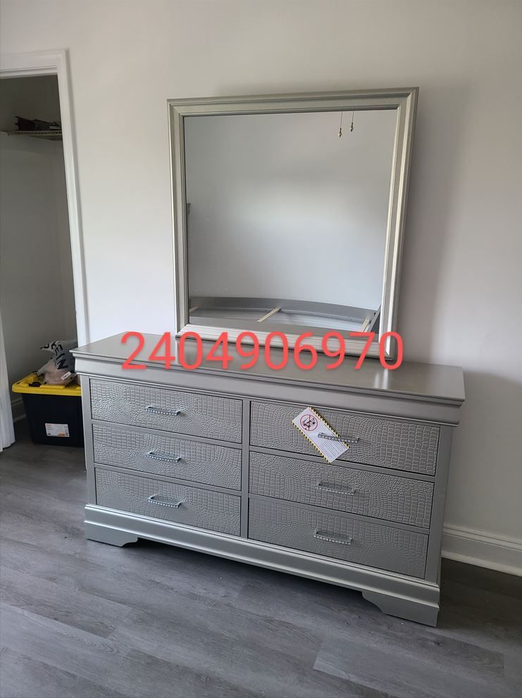 New in box B6910 Amalia dresser mirror 2pc special