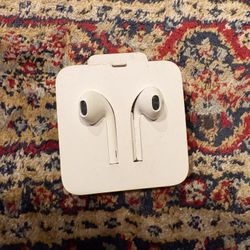 Wired Apple earbuds
