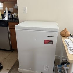 Small Fridge GREAT Condition! 5 Cubic Feet 