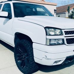 2004 Chevy Avalanche  Parts 