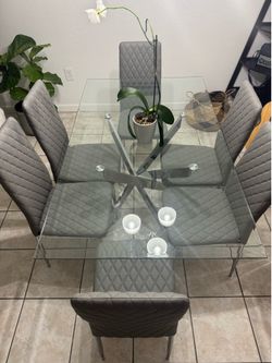 Dining table with 6 chairs - Perfect condition