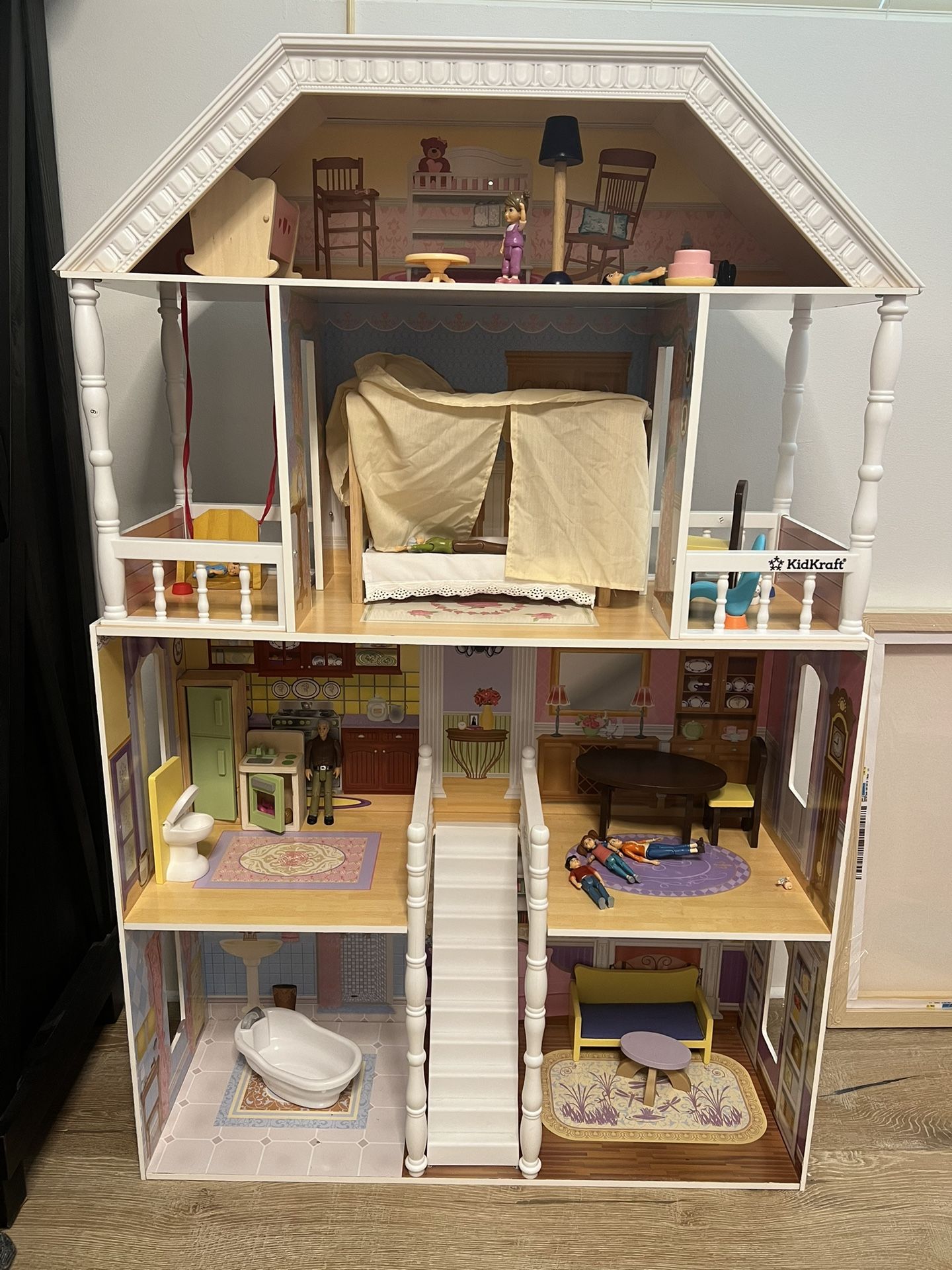 Dollhouse And Furniture/dolls