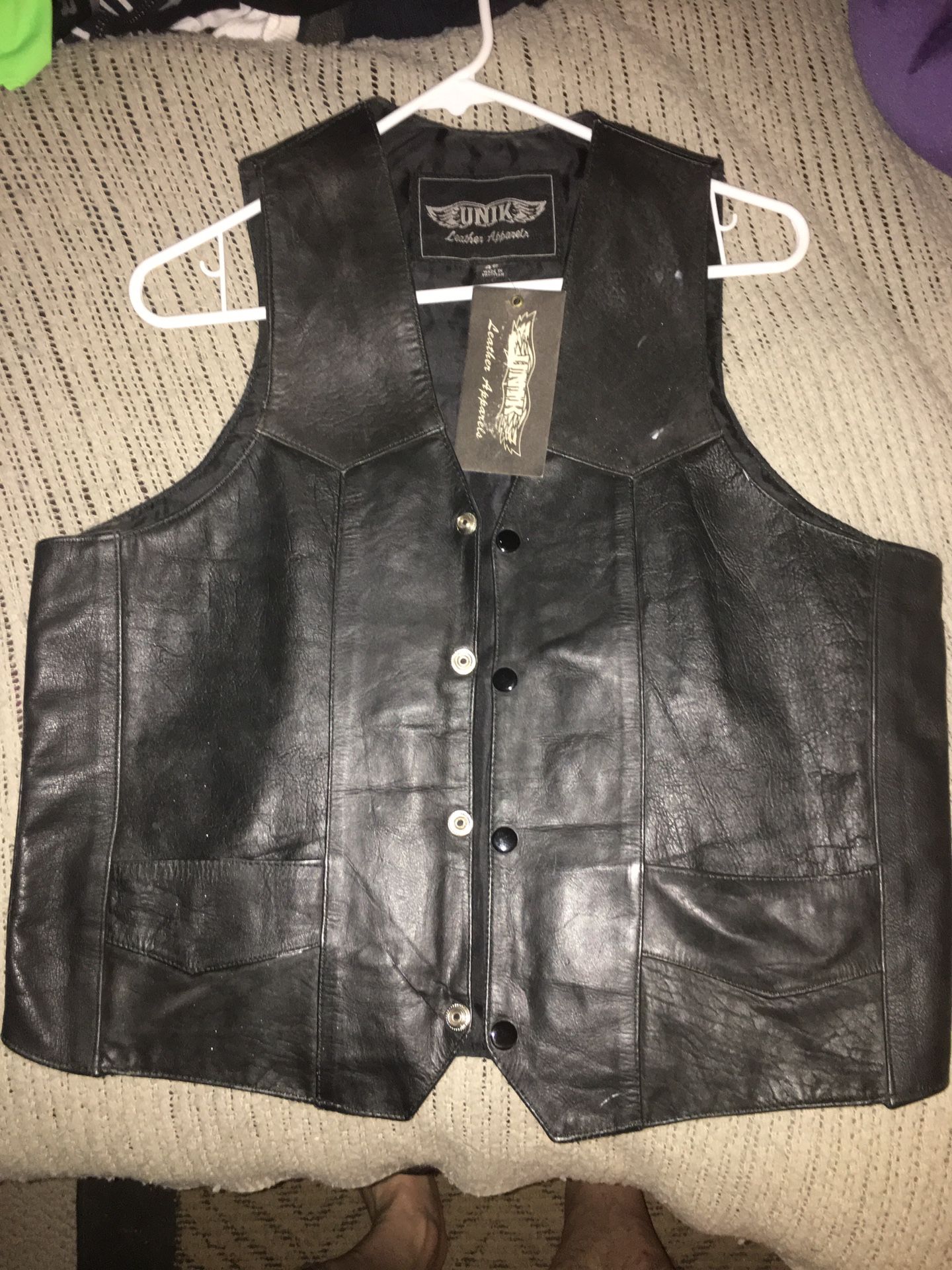 New leather vest size 40 only 35 Firm