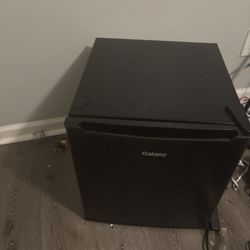 Galanz 1.7 Cu ft Single Door Mini Fridge GL17BK, Black, New