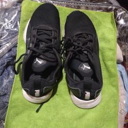 Puma Shoes (Size 4.5)Black and White 