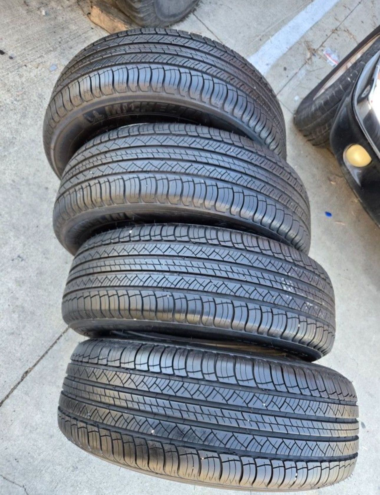 235 65 18 Michelin con 80% de vida las 4 They all have 80% of their life remaining.