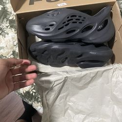 Foam runners yeezy