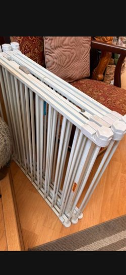 Baby/pet gate/fence