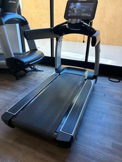 Life Fitness SE3 Treadmill LOW HOURS