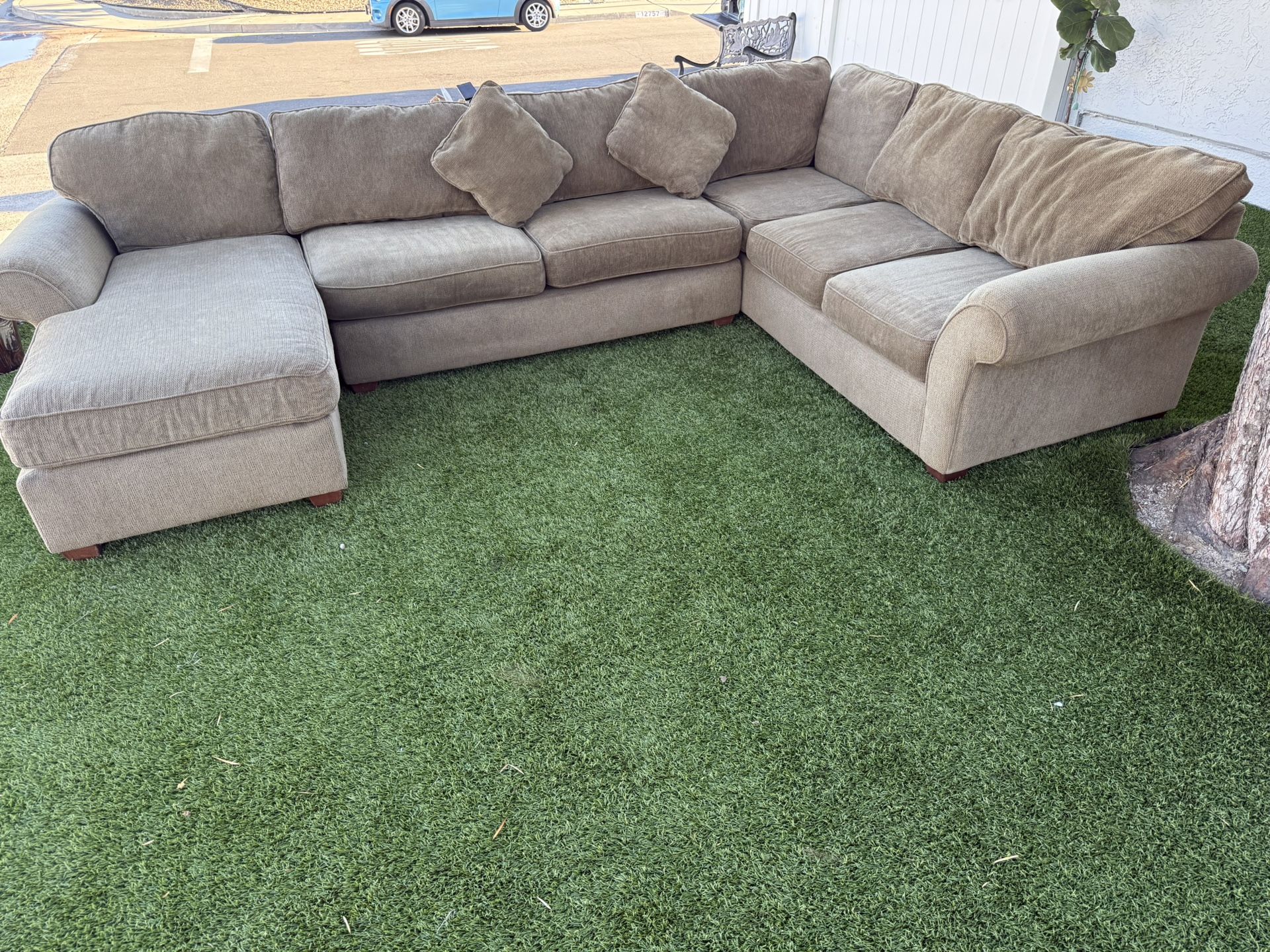 U-shaped sofa / couch