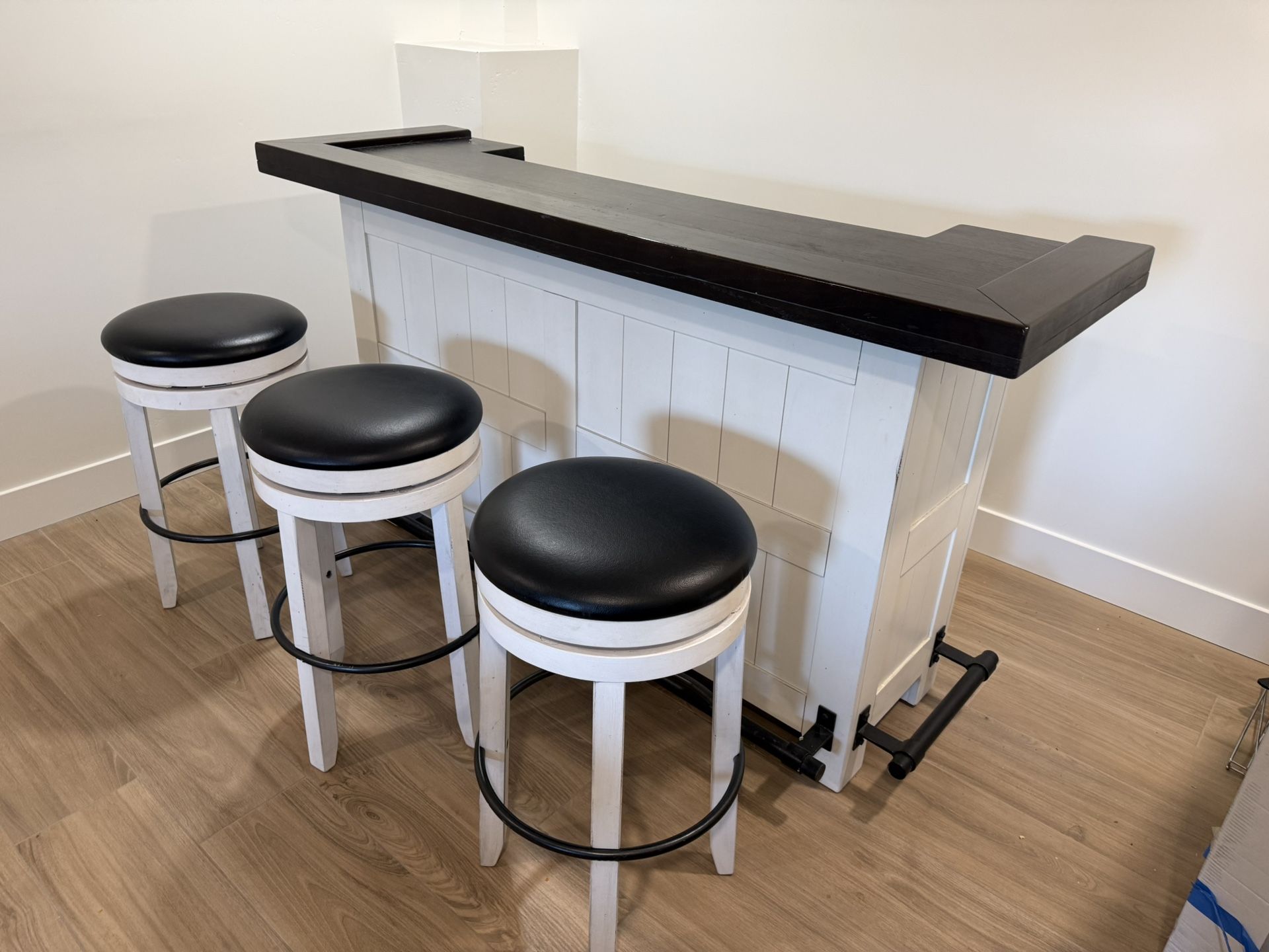 Mini bar & Bar Stools