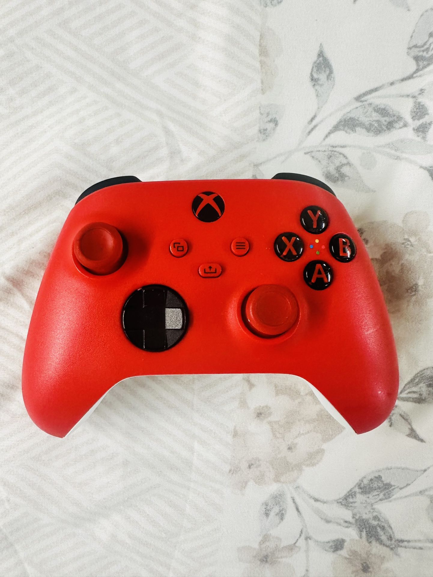 Xbox Wireless Gaming Controller – Red  – Play on Xbox, Windows, Android, iOS, FireTV Sticks, Smart TVs, VR Headsets ( Used )