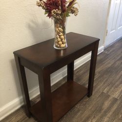 Like New Solid Wood End / Side Table 