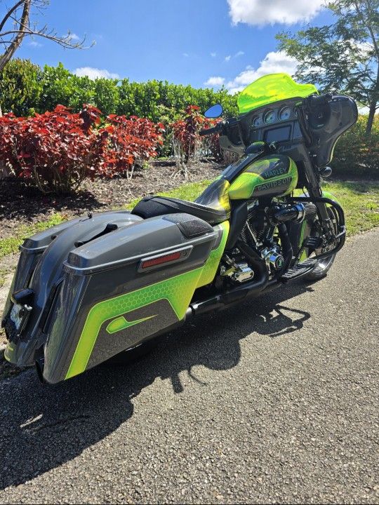 2014 Harley. Street Glide. Mint Condition! $$$$$ Invested. Clean Title
