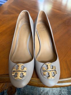 Women’s Tory Burch beige dress shoes Size 9