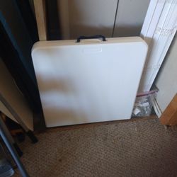 2 Folding Tables