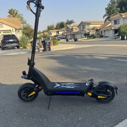 Dual-motor dual-battery high-speed electric scooter