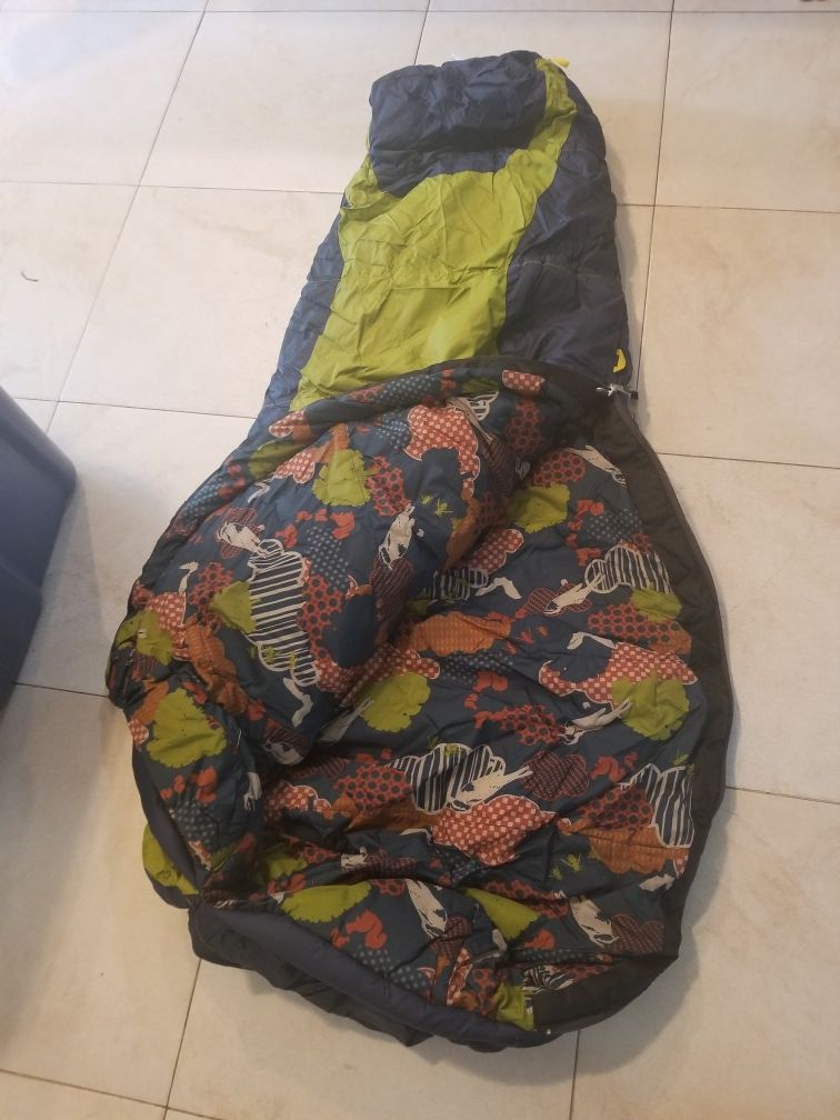 Kids NORTH FACE sleeping bag. W/compression sack