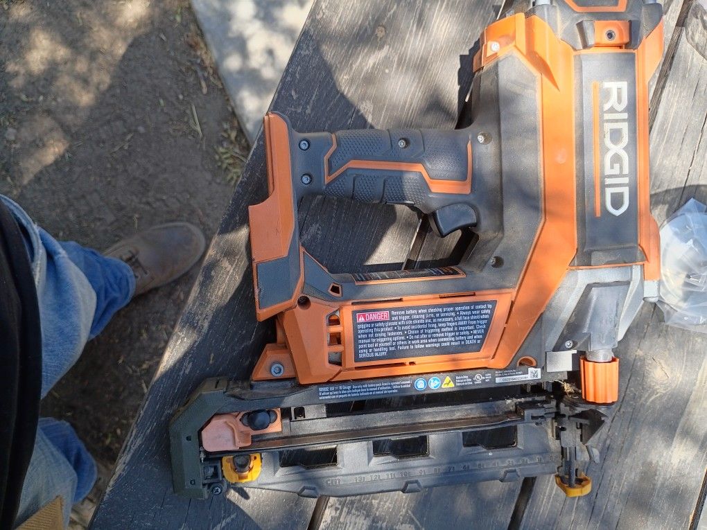 RIDGID 18V Brushless Cordless HYPERDRIVE 16-Gauge 2-1/2 in. Straight Finish Nailer.