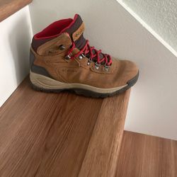 Size 7 Men’s Columbia Hiking Boots
