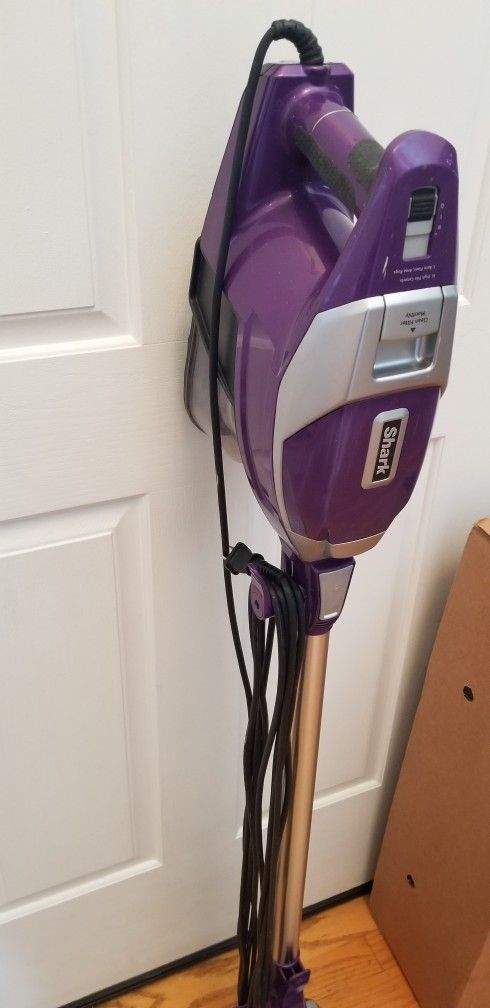 NEW cond SHARK ROTATOR VACUUM WITH AMAZING POWER SUCTION. , WORKS EXCELLENT , IN THE BOX