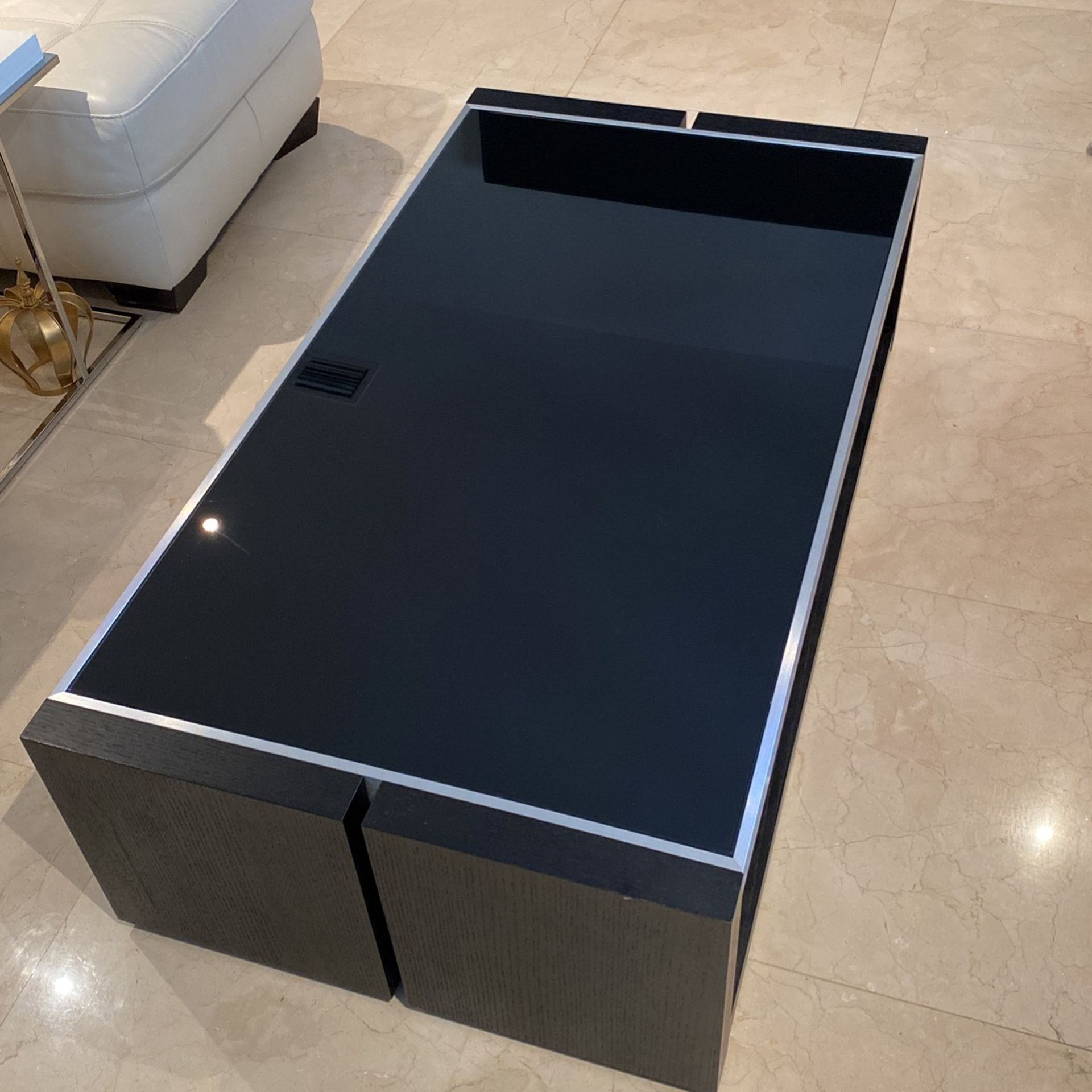 Beautiful table Perfect For Your Home Or Office